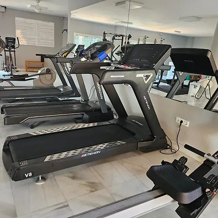 Modern 2br Second Line Marbella Beach, Pools And Paddle Appartamento *