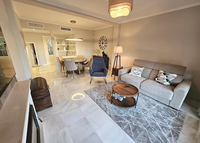 Modern 2br Second Line Marbella Beach, Pools And Paddle Appartement